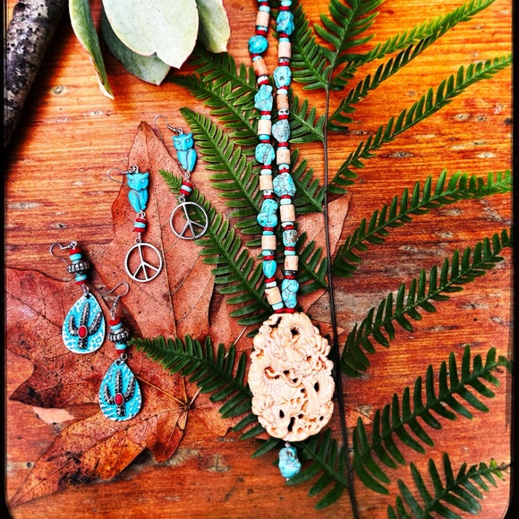 Turquoise owls & peace earrings with red coral. - Picture 2 of 4